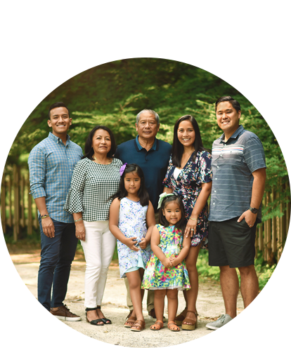 Al Chang fun photo posing in family picture of 7 people.